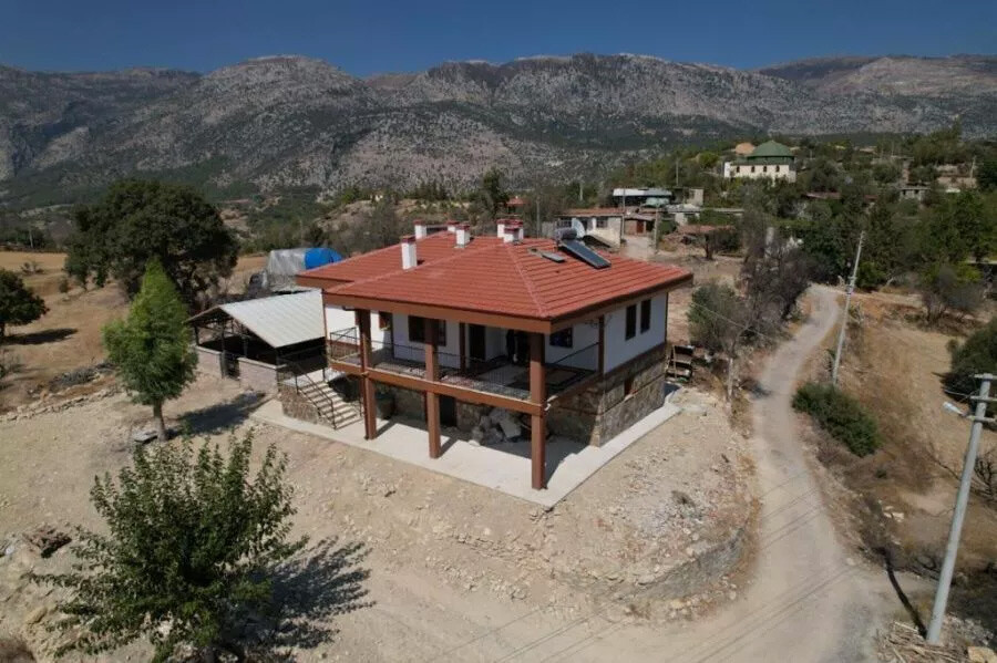 Antalya’daki yangın afetinde zarar gören vatandaşların yaraları sarılıyor Antalya’daki yangın afetinde zarar gören vatandaşların yaraları sarılıyor