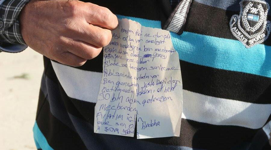 ‘İnsaflı’ hırsız çaldığı 80 bin TL'nin 50 bin TL'sini geri getirdi! Bir de not bıraktı… ‘İnsaflı’ hırsız çaldığı 80 bin TL'nin 50 bin TL'sini geri getirdi! Bir de not bıraktı…
