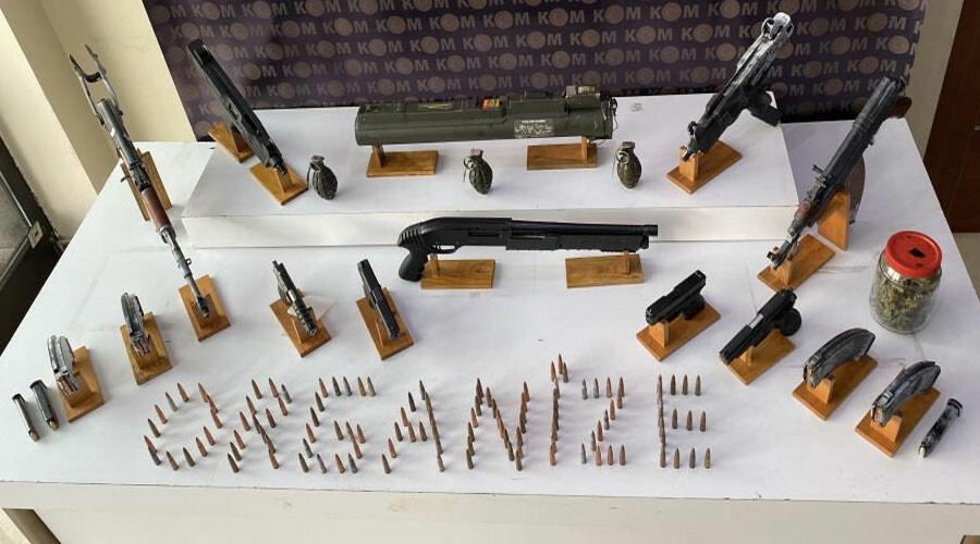 Gaziosmanpaşa'da operasyon düzenlenen evde 'cephanelik' çıktı: Lav silahı, el bombası, kalaşnikof...