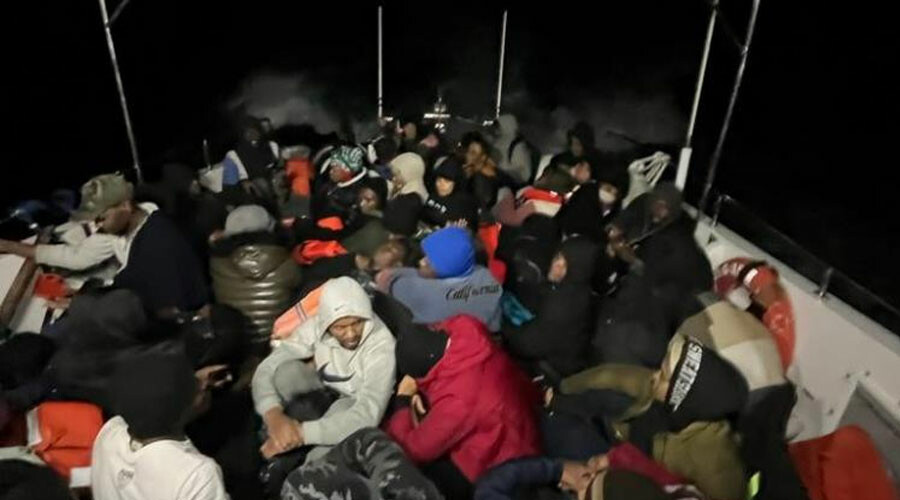Yunanistan’ın ölüme terk ettiği 130 göçmen kurtarıldı Yunanistan’ın ölüme terk ettiği 130 göçmen kurtarıldı