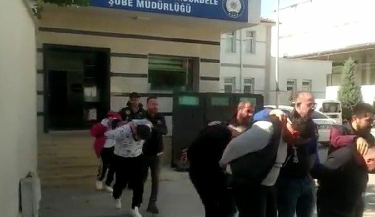 Polisi bile şaşkına çeviren olay! Tavuğun altından yumurta değil, uyuşturucu çıktı