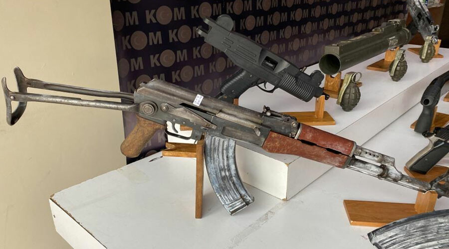 Gaziosmanpaşa'da operasyon düzenlenen evde 'cephanelik' çıktı: Lav silahı, el bombası, kalaşnikof...