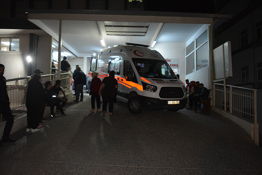 İzmir'de iki servis aracı çarpıştı, 17 işçi yaralandı İzmir'de iki servis aracı çarpıştı, 17 işçi yaralandı