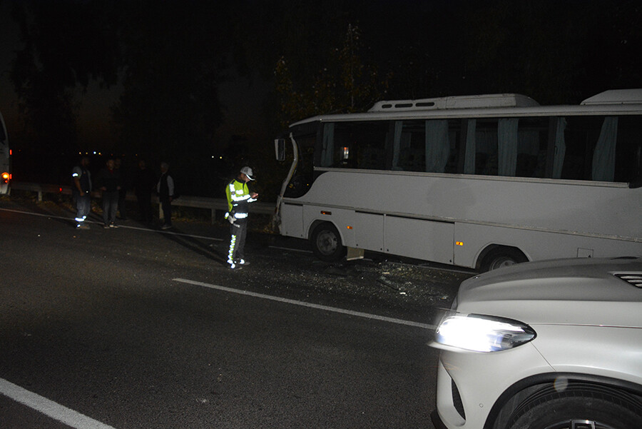 İzmir'de iki servis aracı çarpıştı, 17 işçi yaralandı İzmir'de iki servis aracı çarpıştı, 17 işçi yaralandı