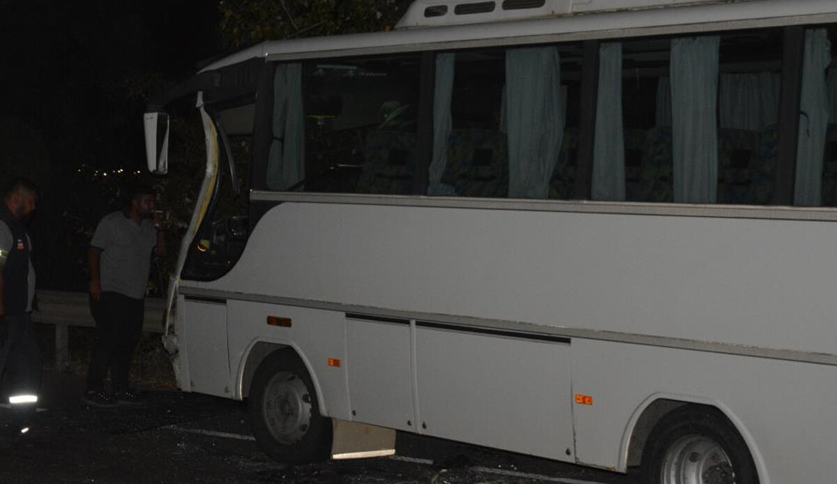 İzmir'de iki servis aracı çarpıştı, 17 işçi yaralandı İzmir'de iki servis aracı çarpıştı, 17 işçi yaralandı
