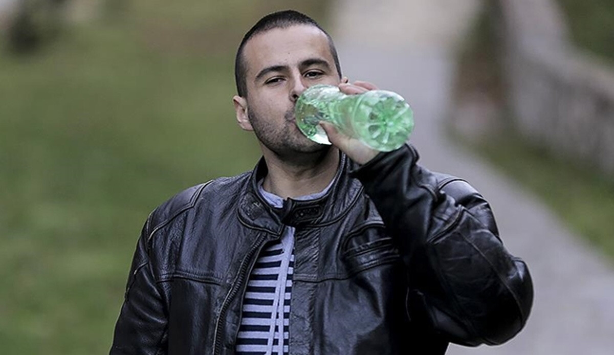 Hastalığının tedavisi yok! Günde 27 litre su içiyor, içmediğinde baygınlık geçiriyor