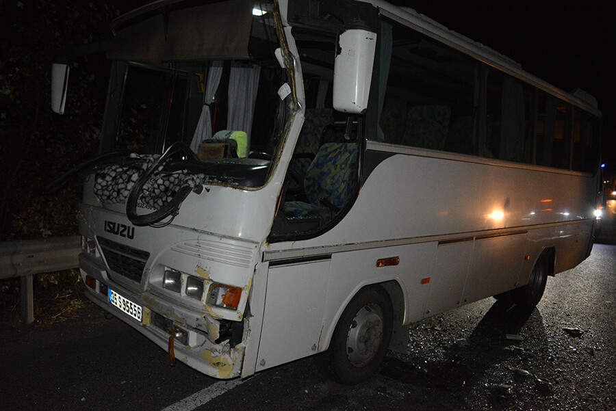 İzmir'de iki servis aracı çarpıştı, 17 işçi yaralandı İzmir'de iki servis aracı çarpıştı, 17 işçi yaralandı