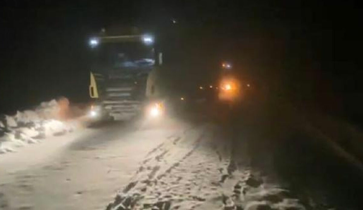 Kar geldiği gibi ulaşımı engelledi! Artvin-Ardahan yolunda ulaşıma kapandı, tırlar yolda kaldı Kar geldiği gibi ulaşımı engelledi! Artvin-Ardahan yolunda ulaşıma kapandı, tırlar yolda kaldı
