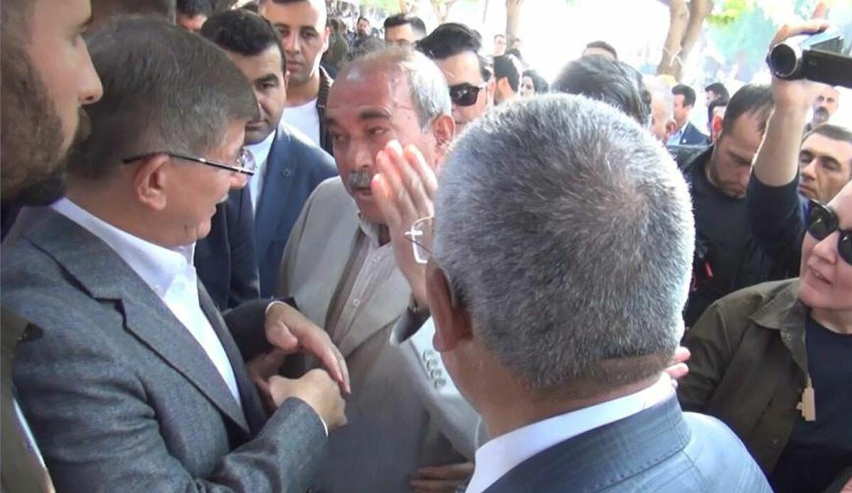 Davutoğlu’na Şanlıurfa ziyaretinde art arda şok: Askere kurşun sıkanlarla beraber yürüyorsunuz Davutoğlu’na Şanlıurfa ziyaretinde art arda şok: Askere kurşun sıkanlarla beraber yürüyorsunuz