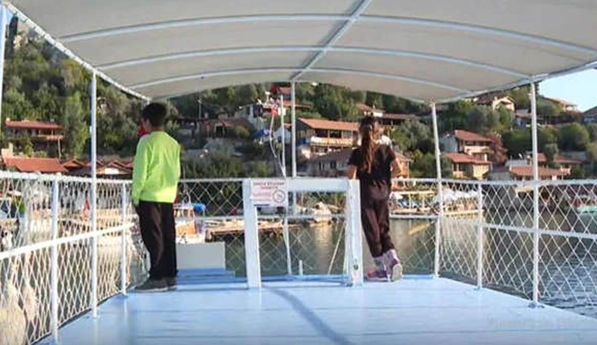 Devletin şefkat eli: Bakanlık, Antalya'da kara yolu olmayan köye 2 çocuk için her gün tekne gönderiyor Devletin şefkat eli: Bakanlık, Antalya'da kara yolu olmayan köye 2 çocuk için her gün tekne gönderiyor