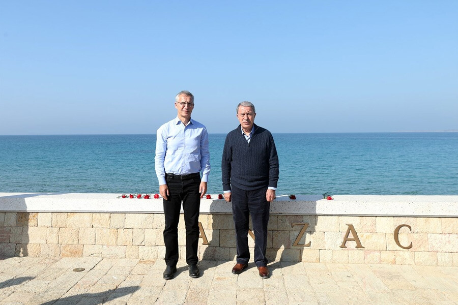 Bakan Akar ve NATO Genel Sekreteri Jens Stoltenberg'ten Şehitler Abidesi'ne ziyaret Bakan Akar ve NATO Genel Sekreteri Jens Stoltenberg'ten Şehitler Abidesi'ne ziyaret