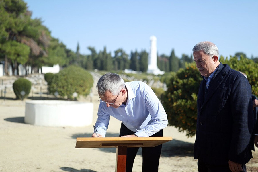 Bakan Akar ve NATO Genel Sekreteri Jens Stoltenberg'ten Şehitler Abidesi'ne ziyaret Bakan Akar ve NATO Genel Sekreteri Jens Stoltenberg'ten Şehitler Abidesi'ne ziyaret