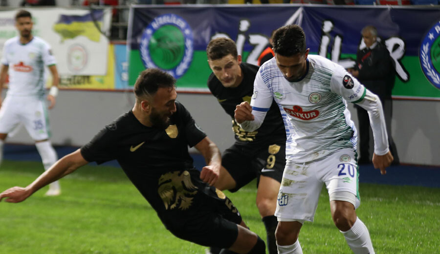 Çaykur Rizespor 23. dakikada bulduğu 3 golle Erzurumspor FK'yı evine eli boş gönderdi Çaykur Rizespor 23. dakikada bulduğu 3 golle Erzurumspor FK'yı evine eli boş gönderdi