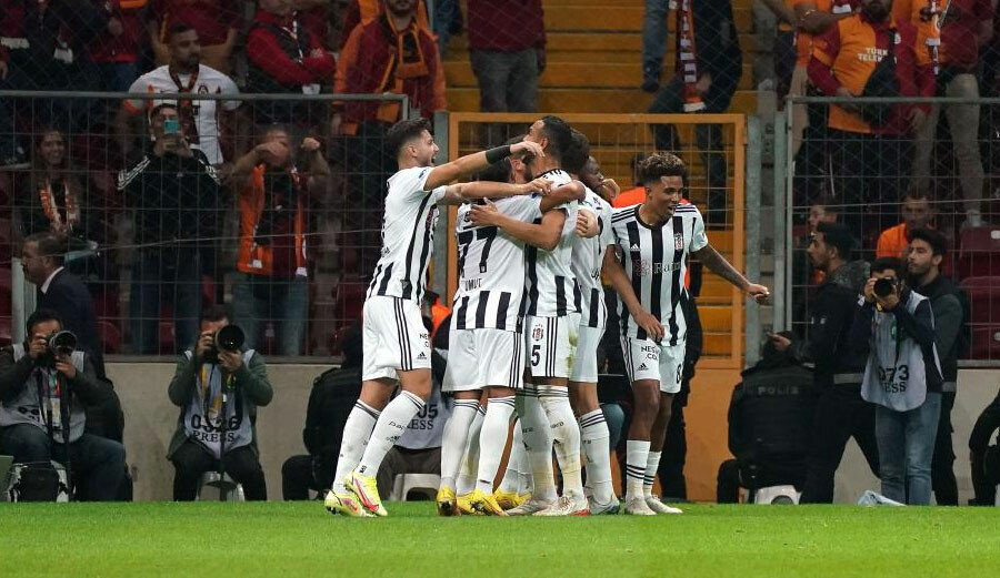 Şenol Güneş derbide büyük tehlike atlattı! Oliveira'nın vurduğu top yüzünde patladı... Şenol Güneş derbide büyük tehlike atlattı! Oliveira'nın vurduğu top yüzünde patladı...