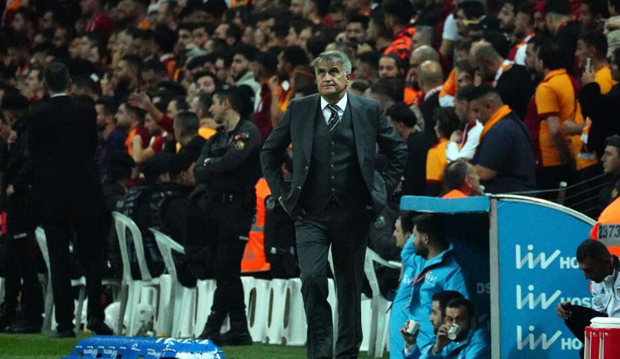 Şenol Güneş derbide büyük tehlike atlattı! Oliveira'nın vurduğu top yüzünde patladı... Şenol Güneş derbide büyük tehlike atlattı! Oliveira'nın vurduğu top yüzünde patladı...