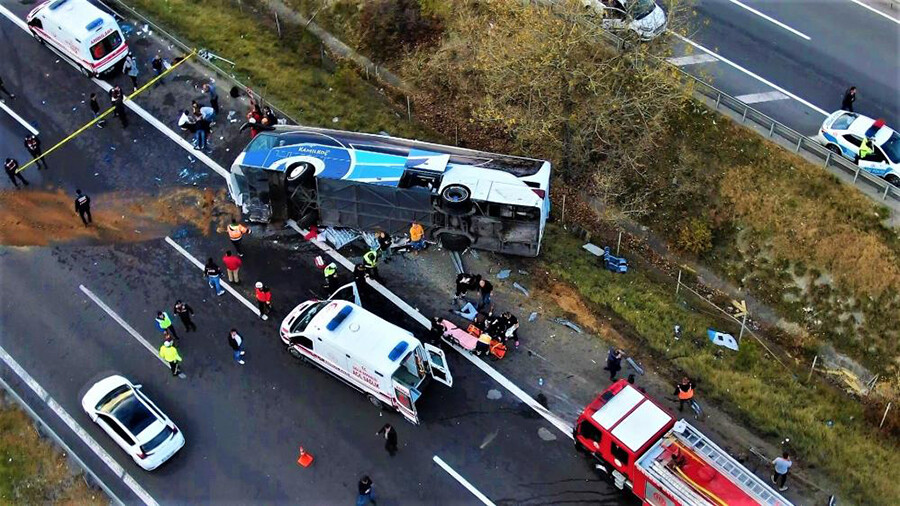Bolu'da yolcu otobüsü devrildi: Çok sayıda ölü ve yaralı var