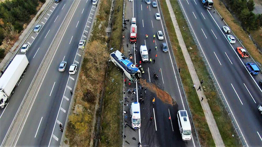 Bolu'da yolcu otobüsü devrildi: Çok sayıda ölü ve yaralı var