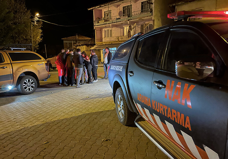 Uludağ'da 2 paraşütçü mahsur kaldı Uludağ'da 2 paraşütçü mahsur kaldı