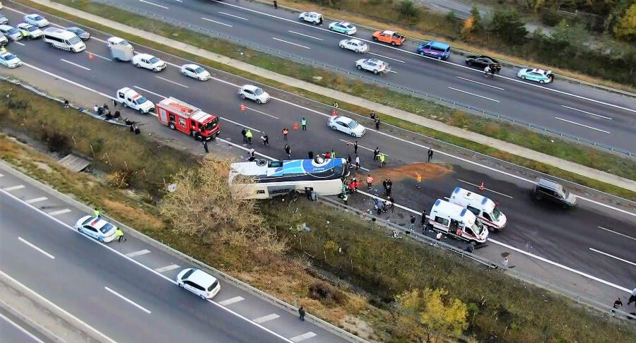 Bolu'da yolcu otobüsü devrildi: Çok sayıda ölü ve yaralı var