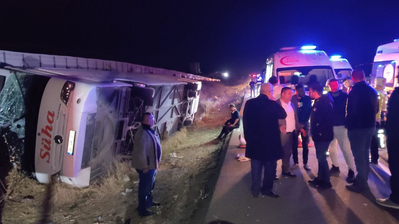 YRP delegelerini taşıyan otobüs devrildi YRP delegelerini taşıyan otobüs devrildi