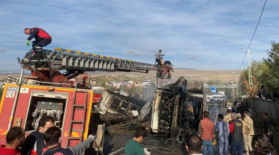 Son dakika... Ağrı'da 2 kamyona çarpan otobüs alev aldı: Ölü ve yaralılar var