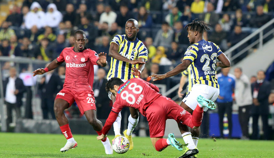 Fenerbahçe Sivasspor maçında 10 kişi kaldı, 1-0 kazandı, galibiyet serisi 5 maça çıktı! Fenerbahçe Sivasspor maçında 10 kişi kaldı, 1-0 kazandı, galibiyet serisi 5 maça çıktı!