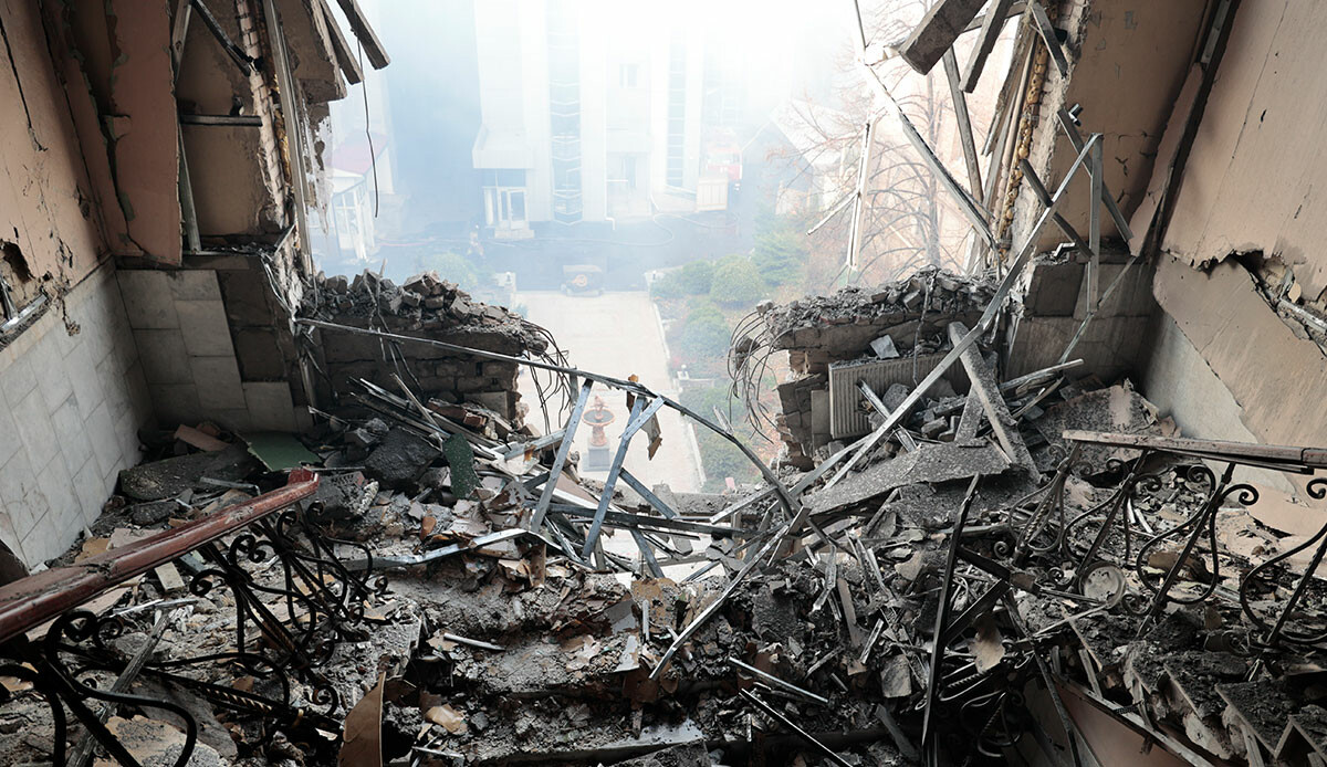 Ukrayna Rusya&#039;nın ilhak ettiği Donetsk&#039;teki demir yolları yönetim binasının vurdu