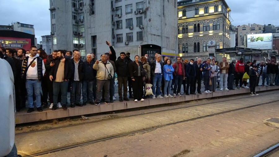 Tramvay yoluna giren cip raylarda asılı kaldı, seferler durdu Tramvay yoluna giren cip raylarda asılı kaldı, seferler durdu