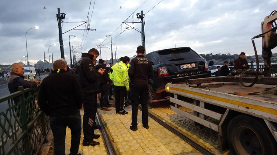 Tramvay yoluna giren cip raylarda asılı kaldı, seferler durdu Tramvay yoluna giren cip raylarda asılı kaldı, seferler durdu