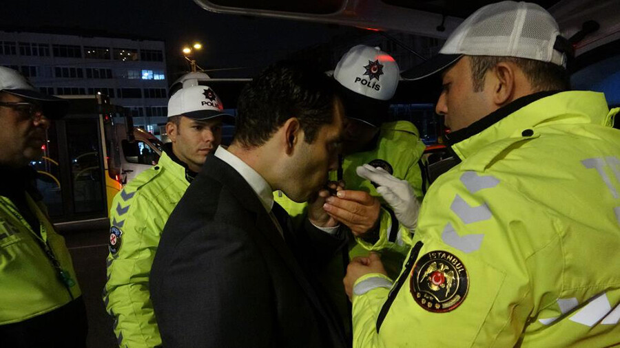 Tramvay yoluna giren cip raylarda asılı kaldı, seferler durdu Tramvay yoluna giren cip raylarda asılı kaldı, seferler durdu