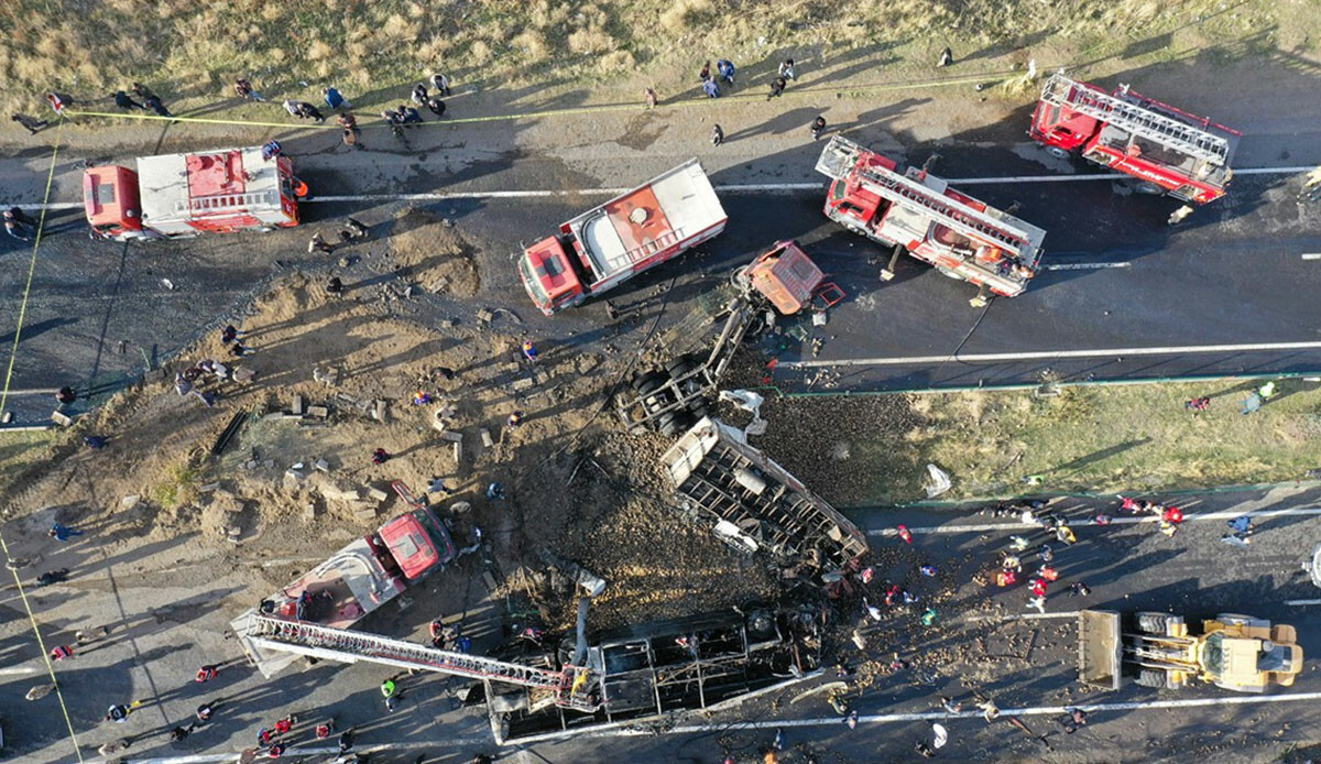 Son dakika... Ağrı'da 2 kamyona çarpan otobüs alev aldı: Ölü ve yaralılar var