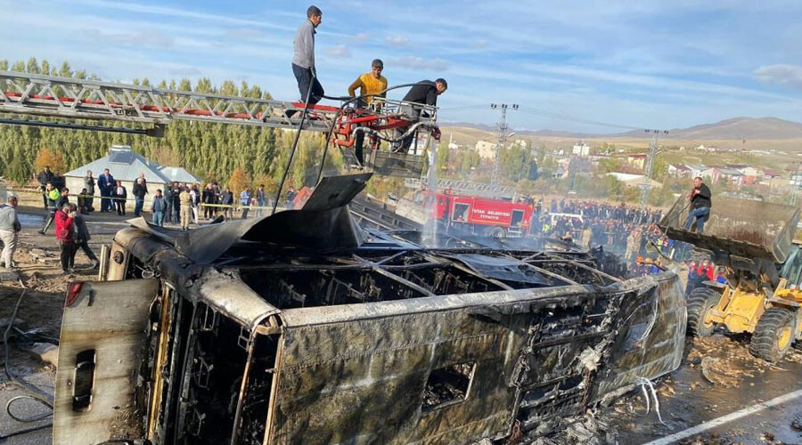 Son dakika... Ağrı'da 2 kamyona çarpan otobüs alev aldı: Ölü ve yaralılar var