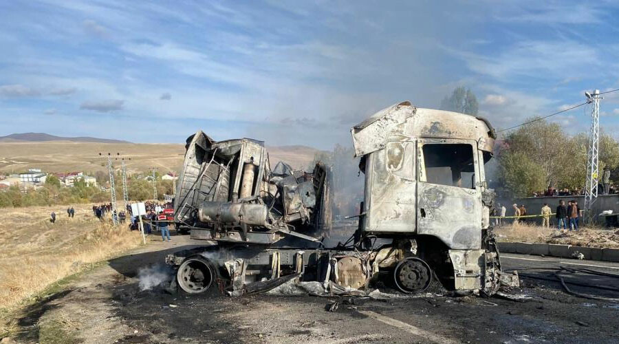 Son dakika... Ağrı'da 2 kamyona çarpan otobüs alev aldı: Ölü ve yaralılar var