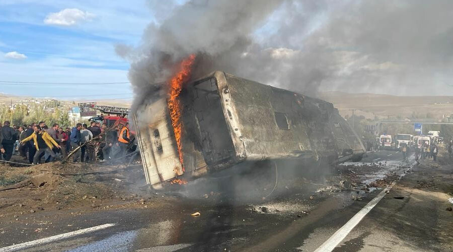 Son dakika... Ağrı'da 2 kamyona çarpan otobüs alev aldı: Ölü ve yaralılar var