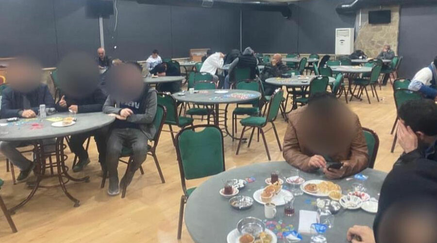 İzmir’de pes dedirten olay! Son 1 ayda 3 defa baskın yapıldı... Mührü bozup kumar oynamaya devam ettiler İzmir’de pes dedirten olay! Son 1 ayda 3 defa baskın yapıldı... Mührü bozup kumar oynamaya devam ettiler