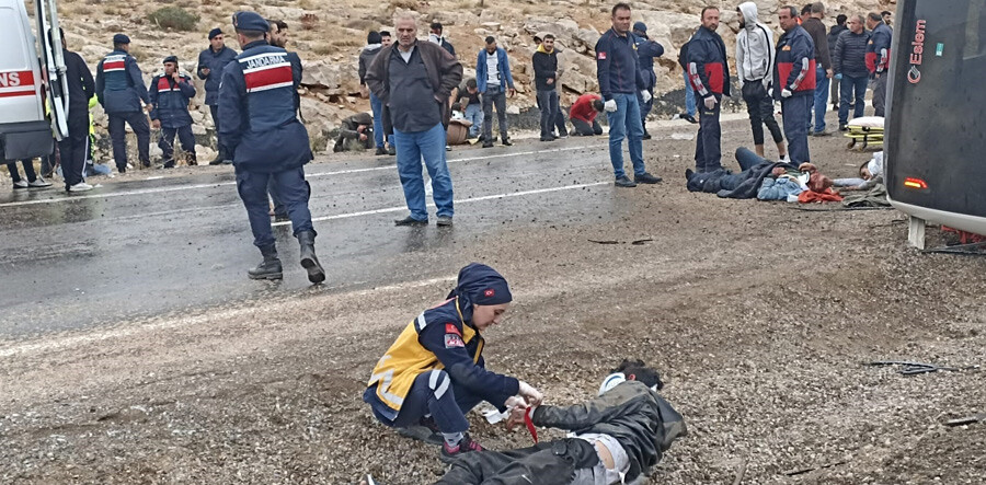 Son dakika: Sivas'ta düzensiz göçmenleri taşıyan otobüs kaza yaptı, ölüler ve yaralılar