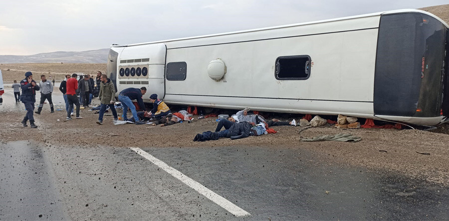 Son dakika: Sivas'ta düzensiz göçmenleri taşıyan otobüs kaza yaptı, ölüler ve yaralılar