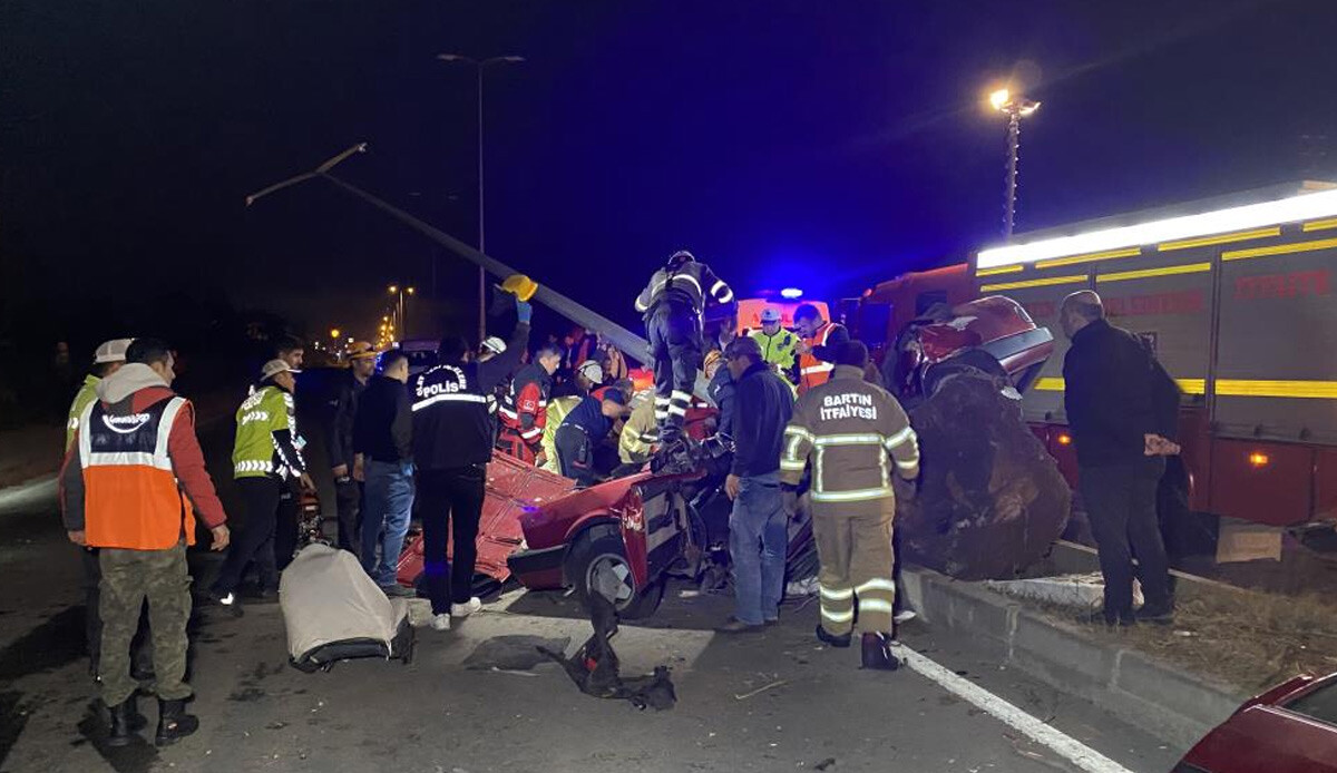 Aydınlatma direğine çarpıp ikiye ayrılan otomobilde kahreden detay