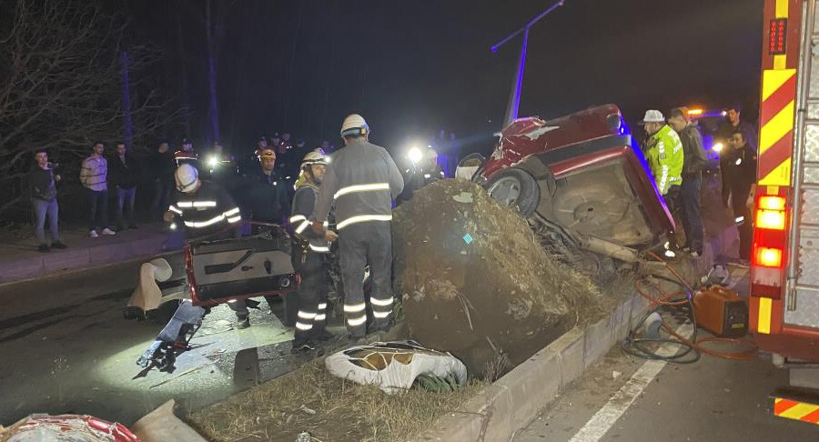 Aydınlatma direğine çarpıp ikiye ayrılan otomobilde kahreden detay Aydınlatma direğine çarpıp ikiye ayrılan otomobilde kahreden detay