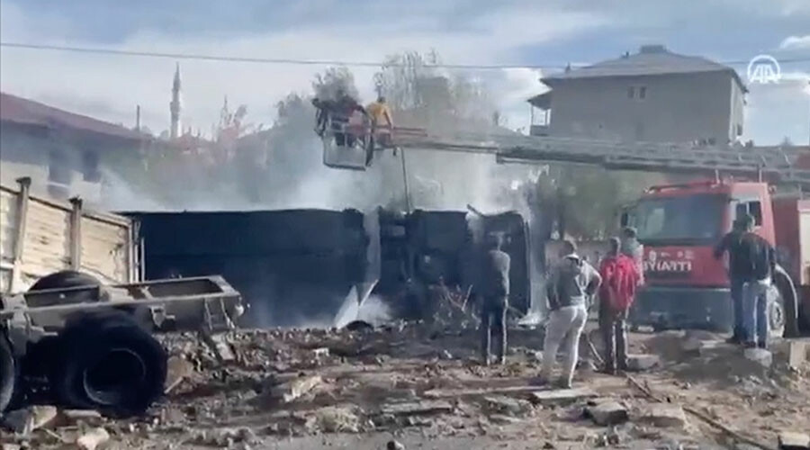 Son dakika... Ağrı'da 2 kamyona çarpan otobüs alev aldı: Ölü ve yaralılar var