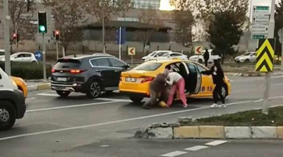 İstanbul’da taksici dehşeti: Yol ortasında indirdiği yolcuyu tekme tokat dövdü İstanbul’da taksici dehşeti: Yol ortasında indirdiği yolcuyu tekme tokat dövdü