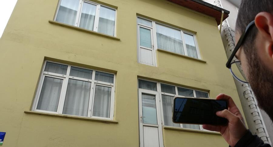 Fıkra değil gerçek! Balkonun kapısı var kendisi yok... Sebebi ise pes dedirtti