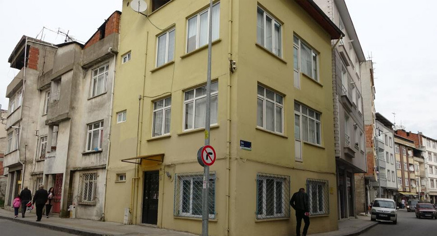 Fıkra değil gerçek! Balkonun kapısı var kendisi yok... Sebebi ise pes dedirtti