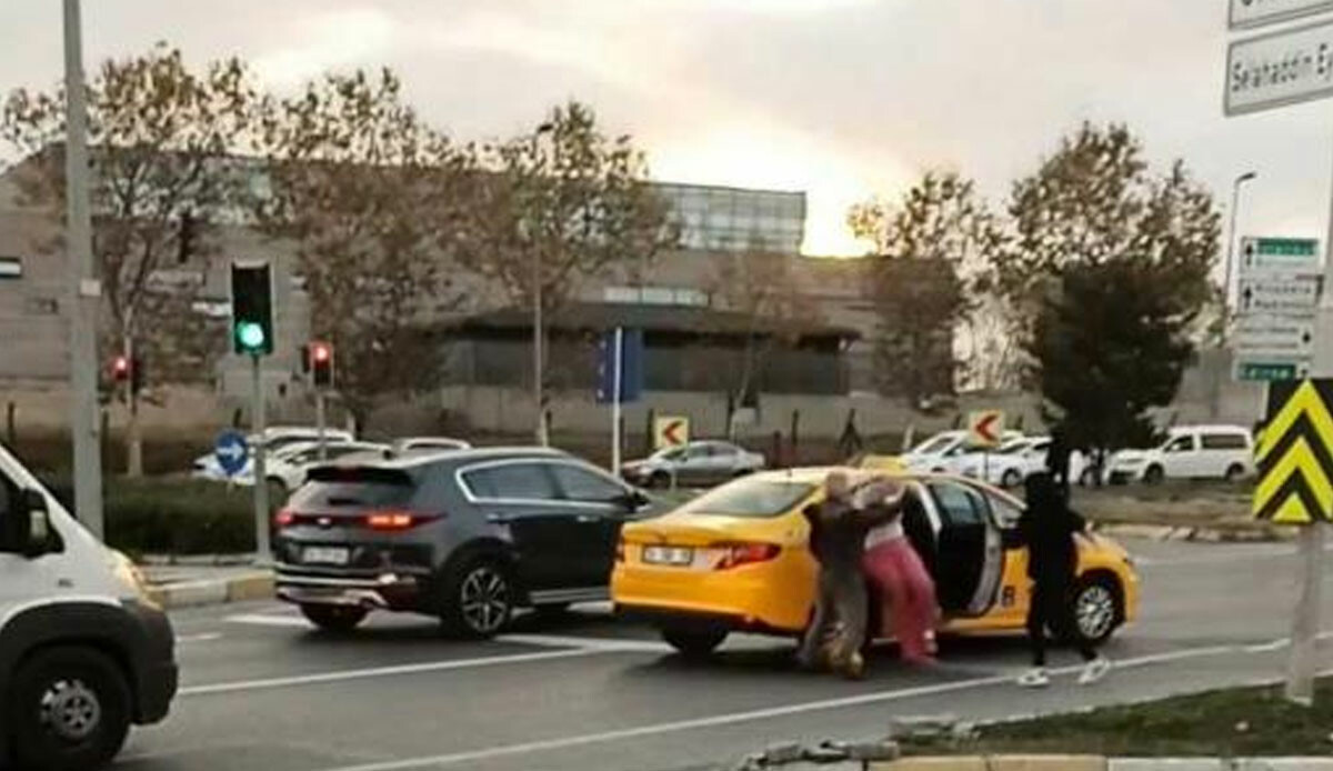 İstanbul’da taksici dehşeti: Yol ortasında indirdiği yolcuyu tekme tokat dövdü İstanbul’da taksici dehşeti: Yol ortasında indirdiği yolcuyu tekme tokat dövdü