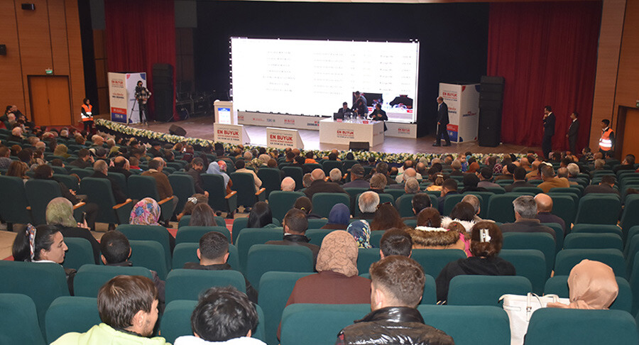 'İlk Evim’ kura çekiminde ikinci gün! Kars ve Siirt hak sahipleri belli oldu 'İlk Evim’ kura çekiminde ikinci gün! Kars ve Siirt hak sahipleri belli oldu