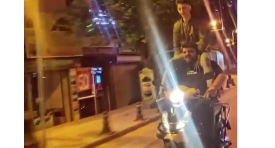 Motosiklet üstünde akılalmaz yolculuk: Arkadaşını omzunun üstünde taşıdı