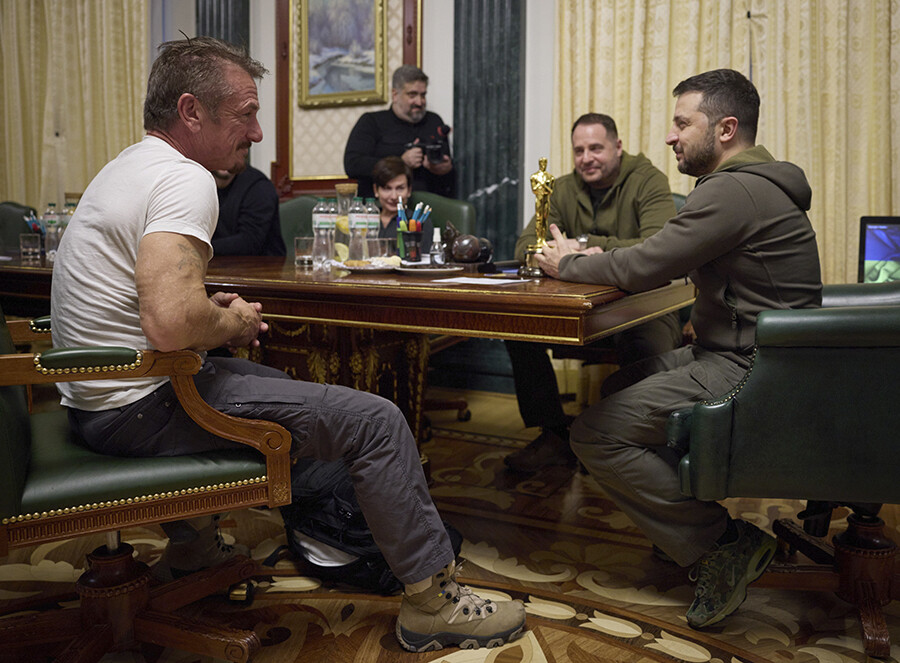Sean Penn Oscar ödülünü Zelenskiy'e verdi, videodaki Türk bayrağı dikkat çekti Sean Penn Oscar ödülünü Zelenskiy'e verdi, videodaki Türk bayrağı dikkat çekti
