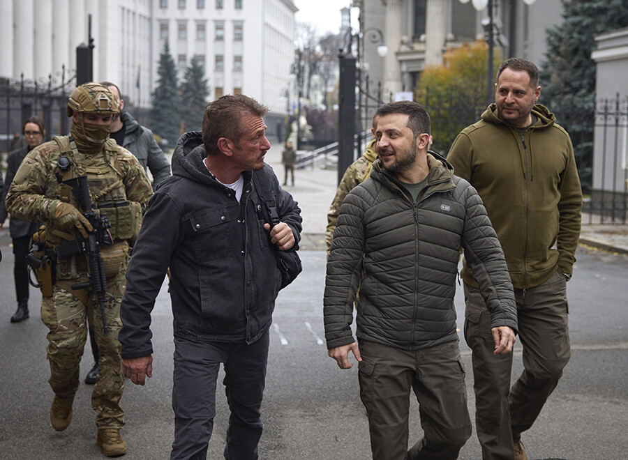Sean Penn Oscar ödülünü Zelenskiy'e verdi, videodaki Türk bayrağı dikkat çekti Sean Penn Oscar ödülünü Zelenskiy'e verdi, videodaki Türk bayrağı dikkat çekti
