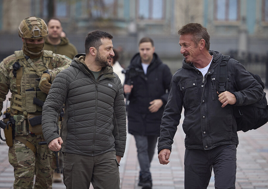 Sean Penn Oscar ödülünü Zelenskiy'e verdi, videodaki Türk bayrağı dikkat çekti Sean Penn Oscar ödülünü Zelenskiy'e verdi, videodaki Türk bayrağı dikkat çekti