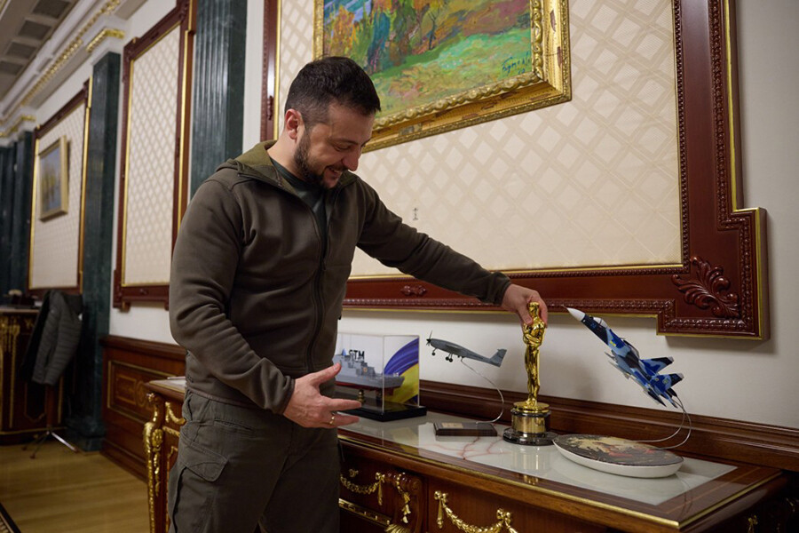 Sean Penn Oscar ödülünü Zelenskiy'e verdi, videodaki Türk bayrağı dikkat çekti Sean Penn Oscar ödülünü Zelenskiy'e verdi, videodaki Türk bayrağı dikkat çekti